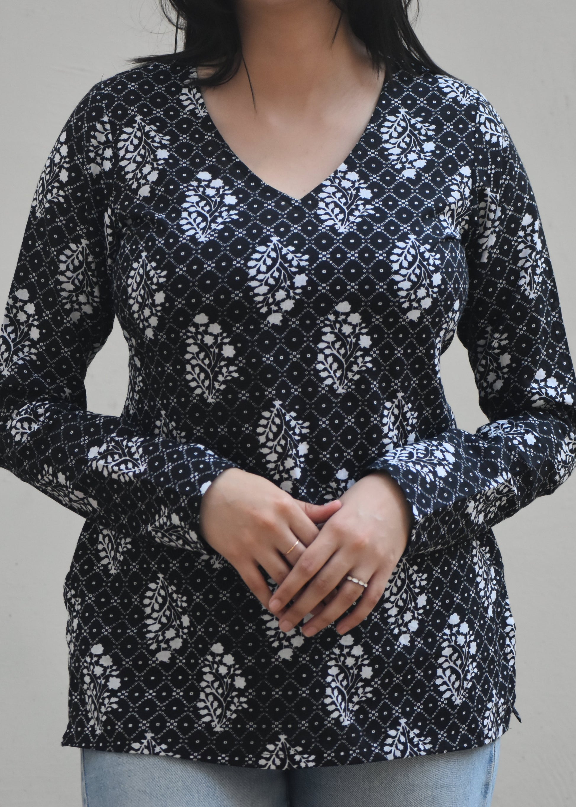 black and white v-neck full sleeved kurti top